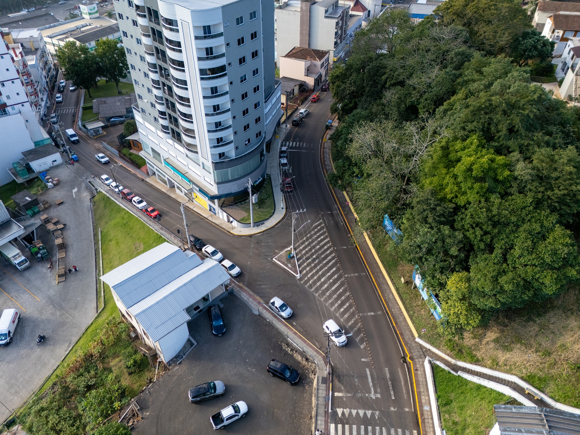 Vereador solicita melhorias na sinalização de rótula em frente ao Sicoob